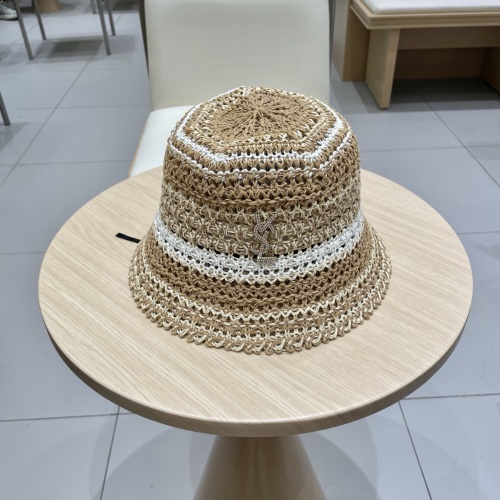 Yves Saint Laurent Chapeau Bob Tricoté Rayé Bicolore pour Femme 1 Yves Saint Laurent Chapeau Bob Tricoté Rayé Bicolore pour Femme