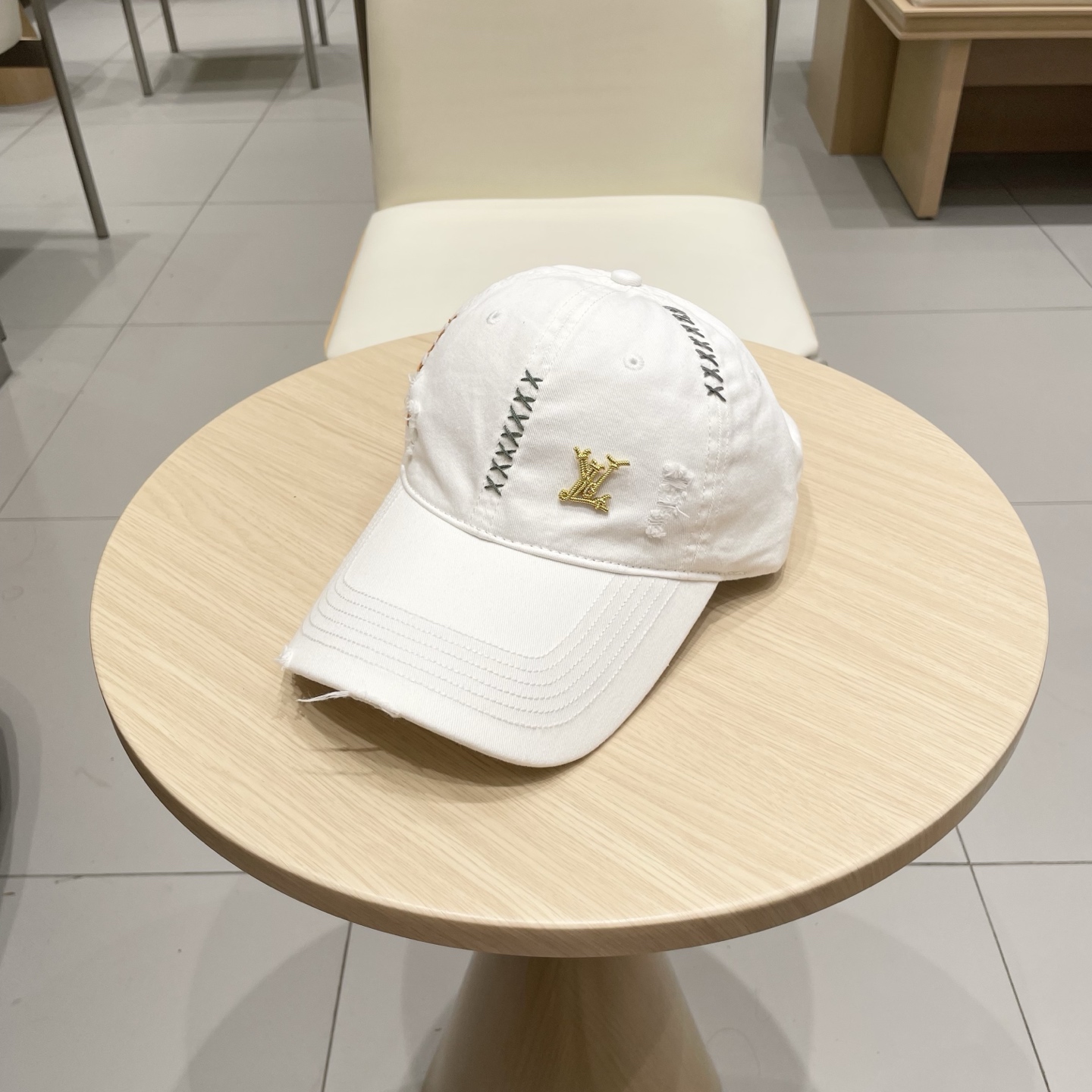 Louis Vuitton White Baseball Cap with Embroidered Details and LV Logo 3 i1742225547912 6109 0 1