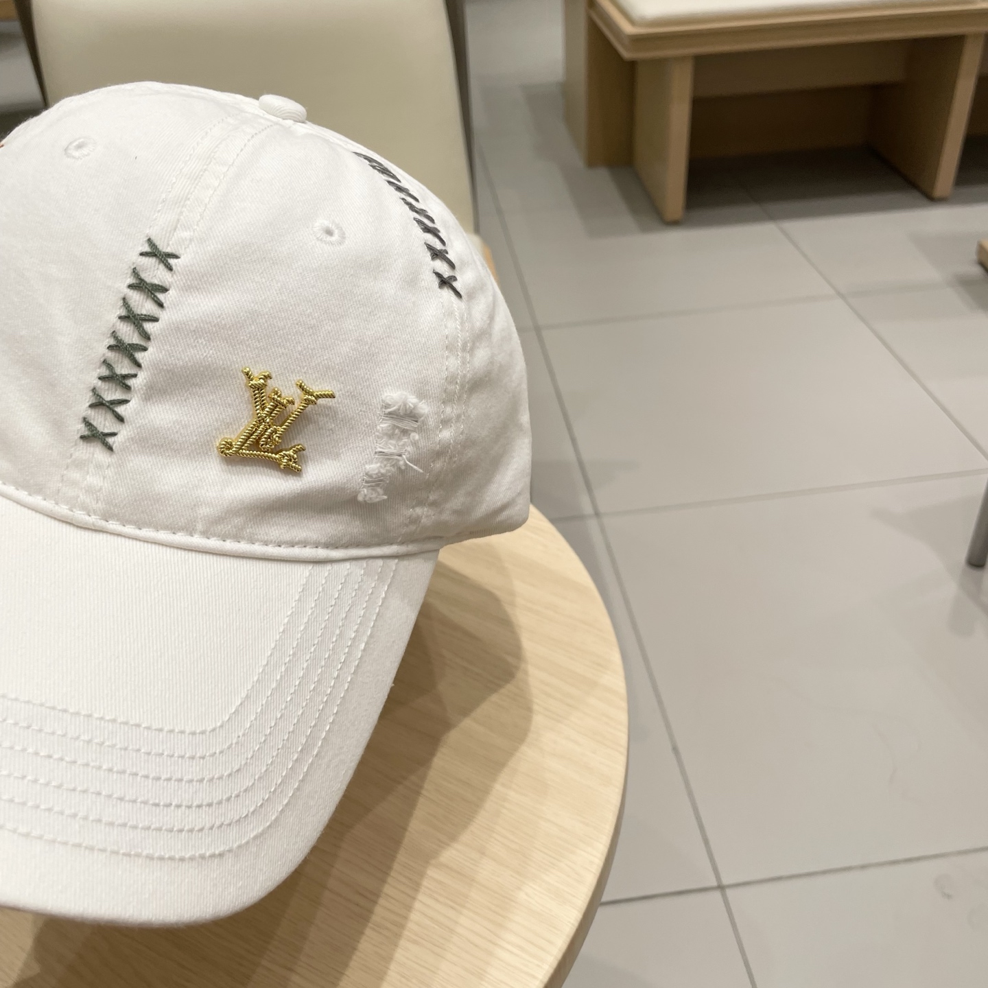 Louis Vuitton White Baseball Cap with Embroidered Details and LV Logo 5 i1742225547913 3798 0 3