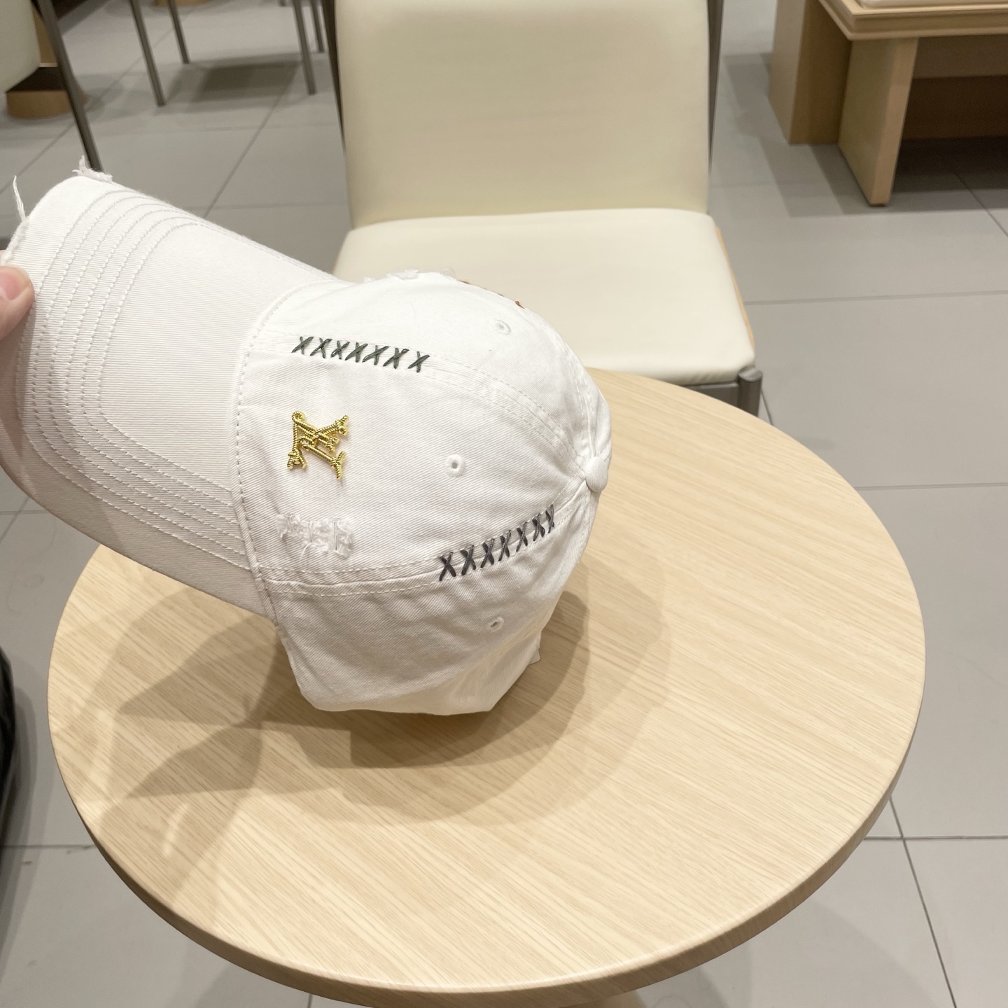 Louis Vuitton White Baseball Cap with Embroidered Details and LV Logo 7 i1742225549787 8311 0 4