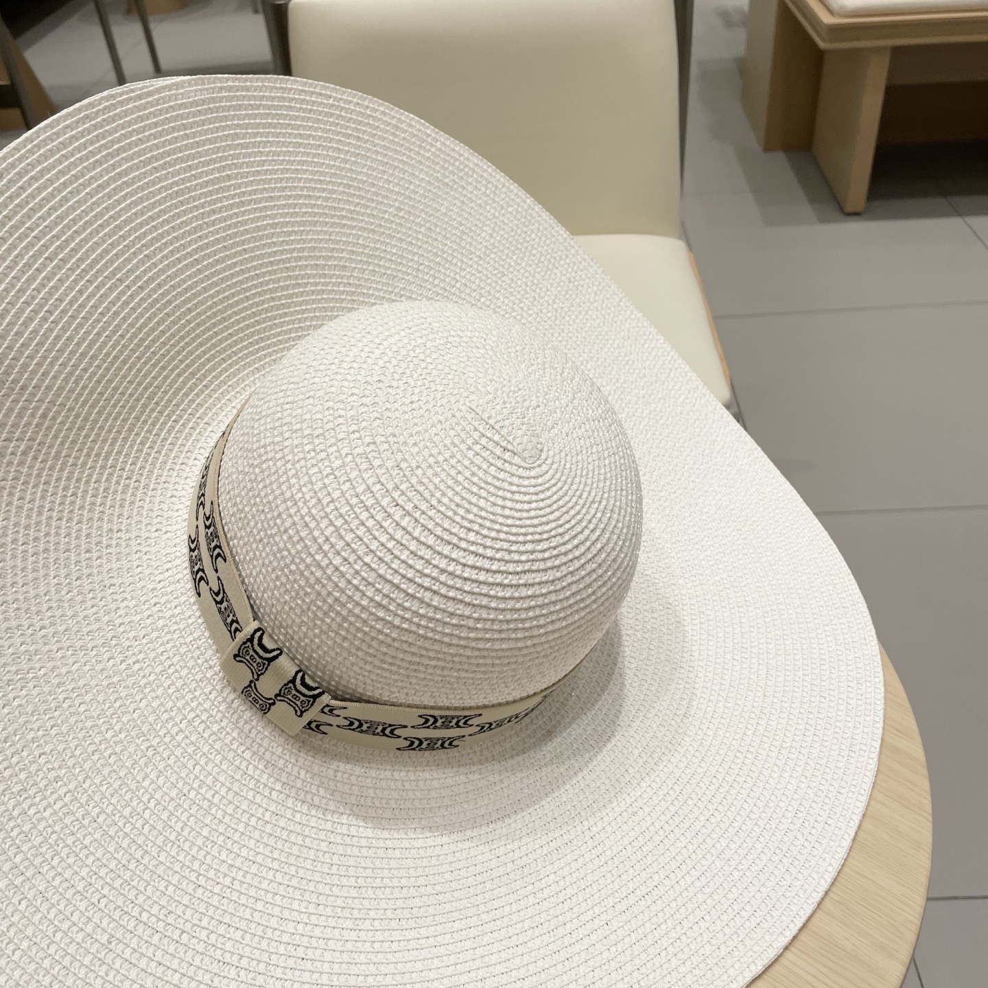  塞琳Celine新款大檐遮阳防晒草帽
炎炎夏日出街必备防晒单品，
海边约起也妥妥滴，透气棉四季可佩戴