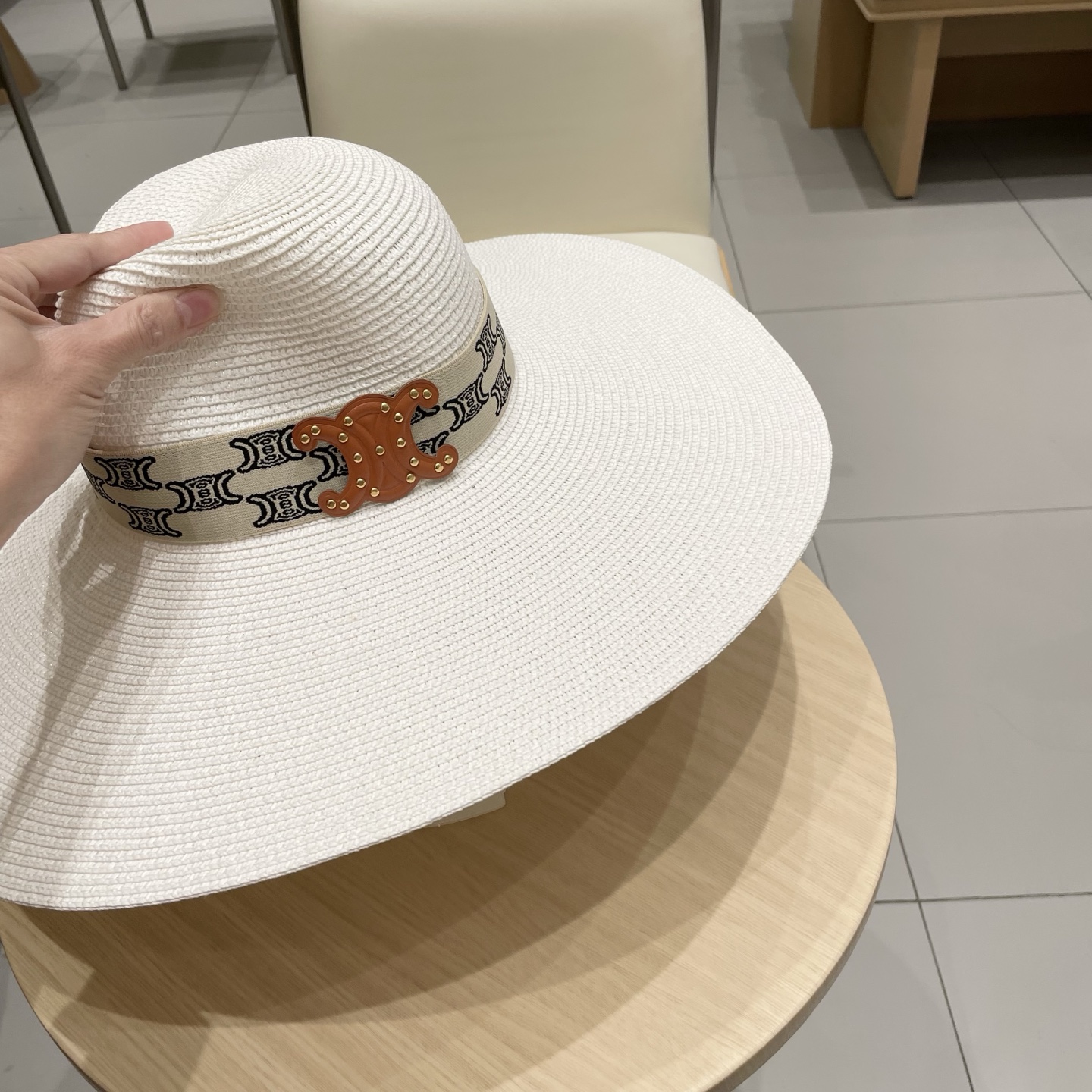  塞琳Celine新款大檐遮阳防晒草帽
炎炎夏日出街必备防晒单品，
海边约起也妥妥滴，透气棉四季可佩戴