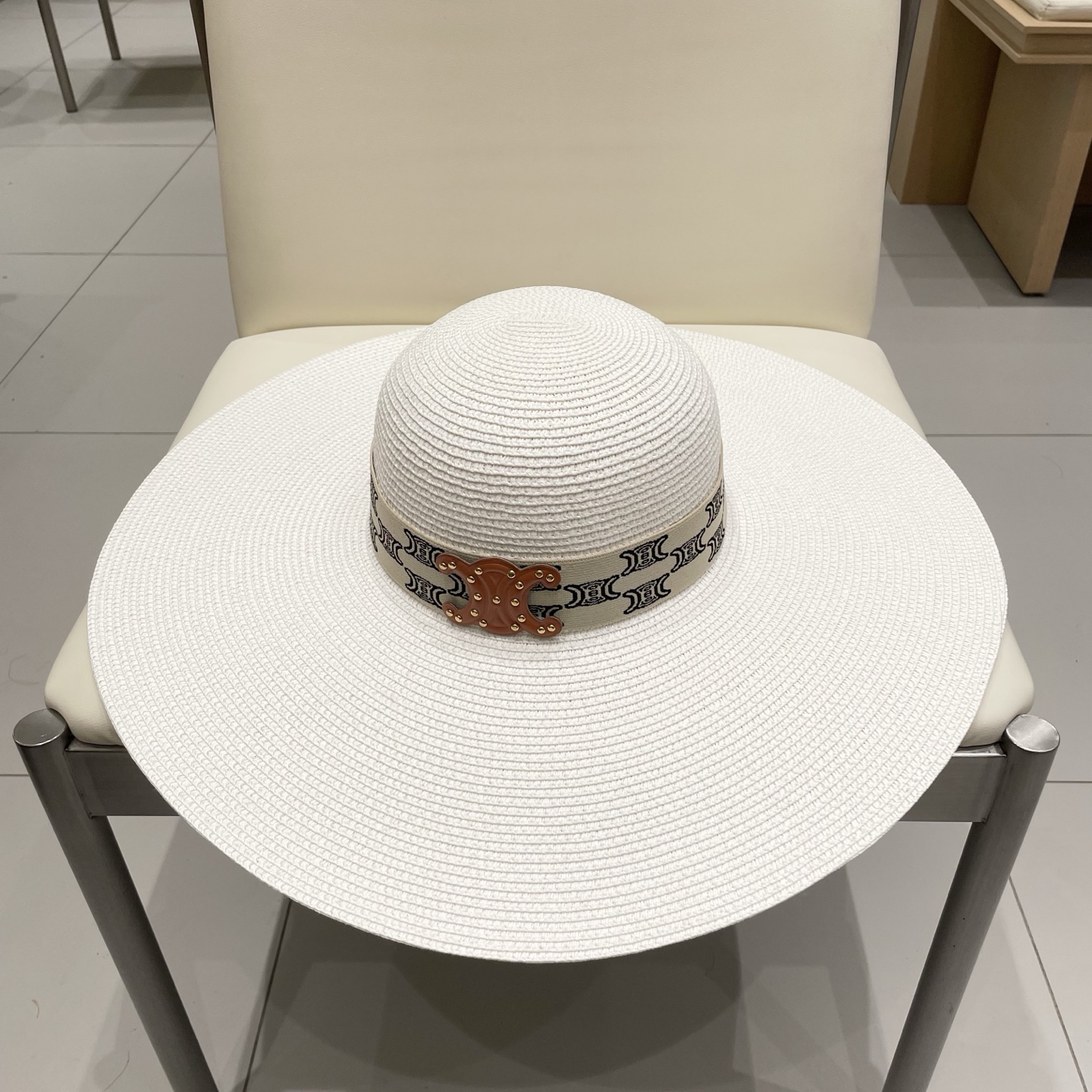  塞琳Celine新款大檐遮阳防晒草帽
炎炎夏日出街必备防晒单品，
海边约起也妥妥滴，透气棉四季可佩戴