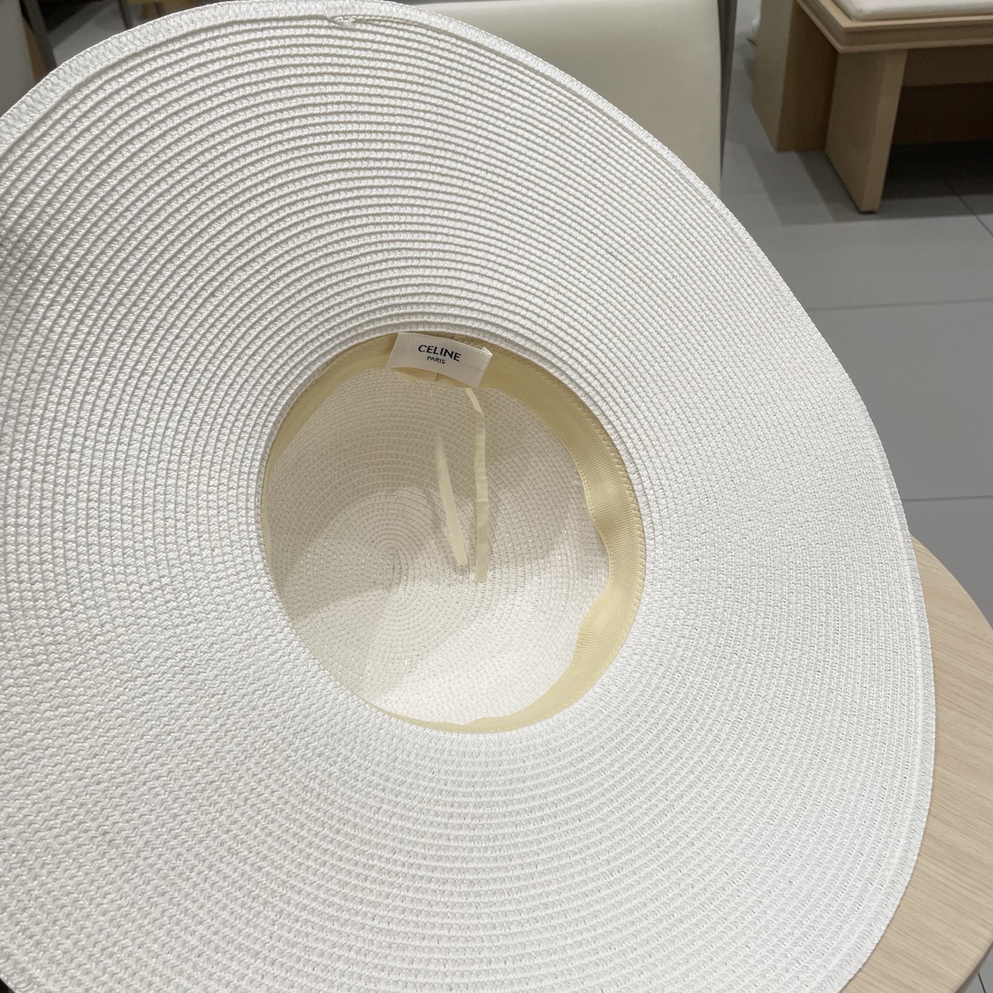  塞琳Celine新款大檐遮阳防晒草帽
炎炎夏日出街必备防晒单品，
海边约起也妥妥滴，透气棉四季可佩戴