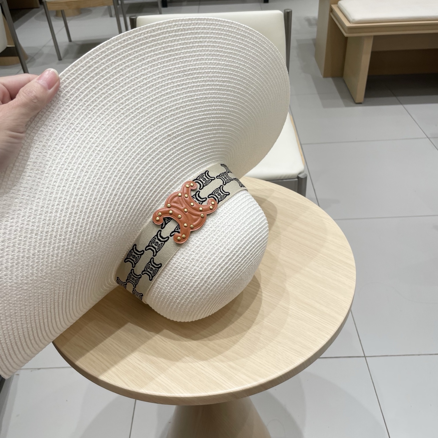  塞琳Celine新款大檐遮阳防晒草帽
炎炎夏日出街必备防晒单品，
海边约起也妥妥滴，透气棉四季可佩戴