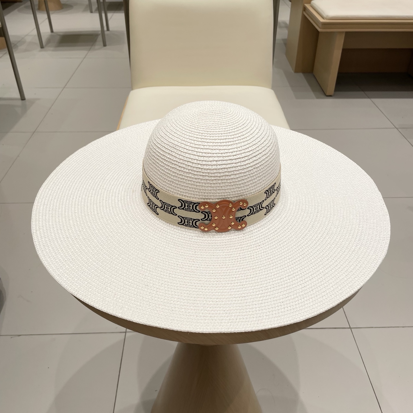  塞琳Celine新款大檐遮阳防晒草帽
炎炎夏日出街必备防晒单品，
海边约起也妥妥滴，透气棉四季可佩戴