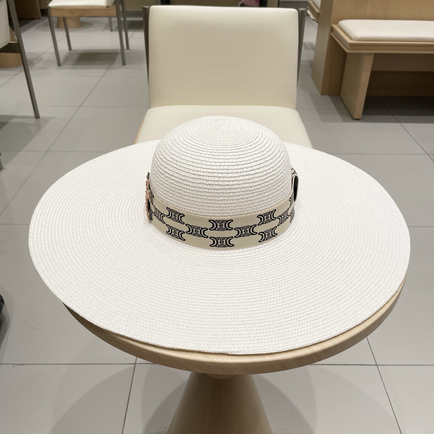  塞琳Celine新款大檐遮阳防晒草帽
炎炎夏日出街必备防晒单品，
海边约起也妥妥滴，透气棉四季可佩戴