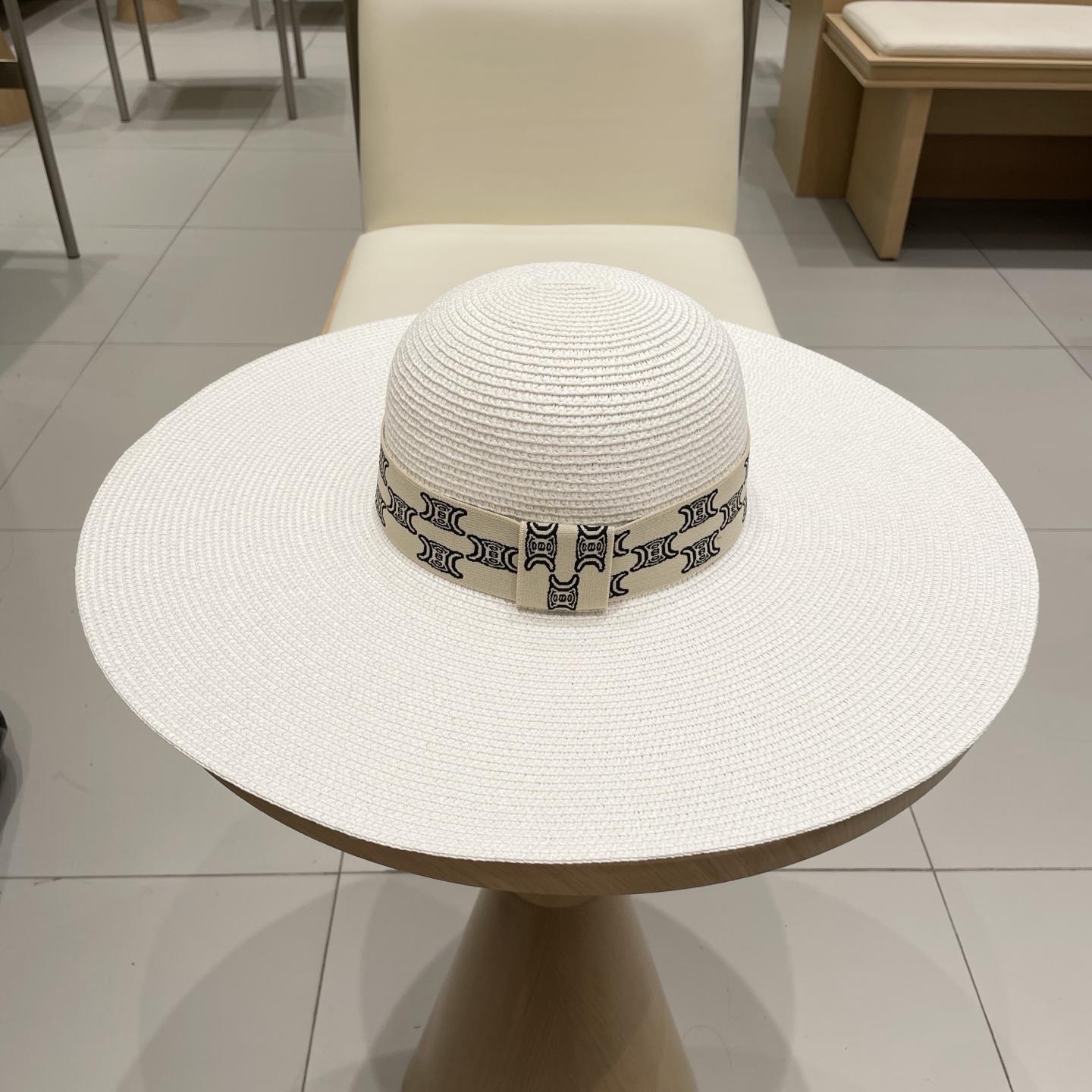  塞琳Celine新款大檐遮阳防晒草帽
炎炎夏日出街必备防晒单品，
海边约起也妥妥滴，透气棉四季可佩戴