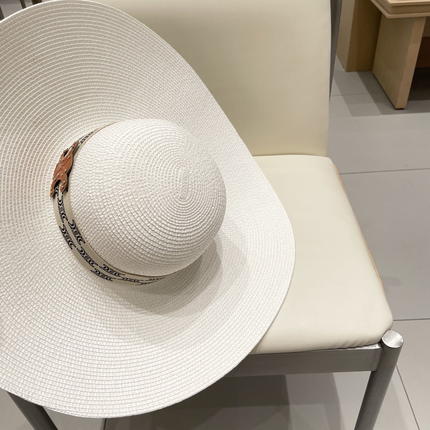  塞琳Celine新款大檐遮阳防晒草帽
炎炎夏日出街必备防晒单品，
海边约起也妥妥滴，透气棉四季可佩戴