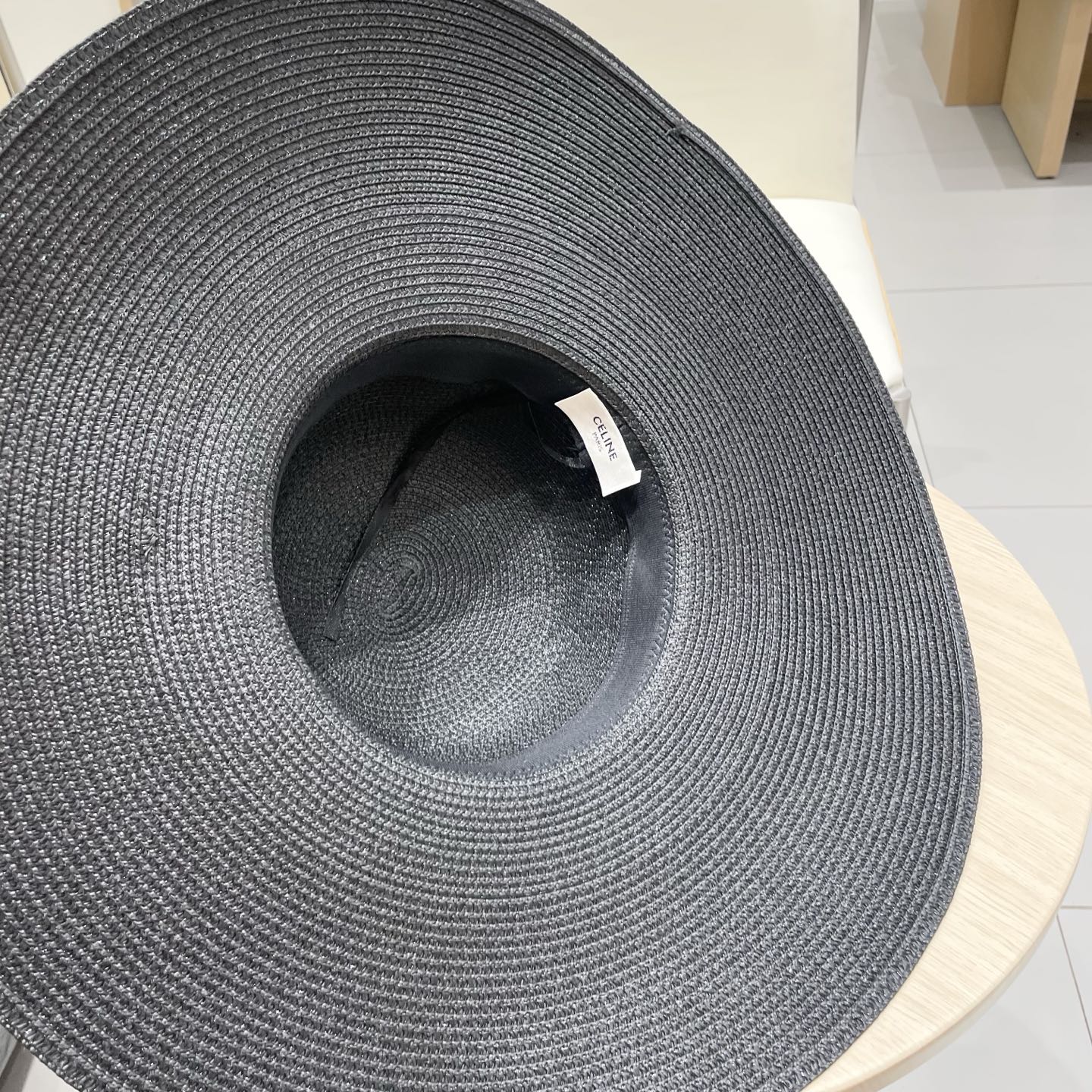  塞琳Celine新款大檐遮阳防晒草帽
炎炎夏日出街必备防晒单品，
海边约起也妥妥滴，透气棉四季可佩戴