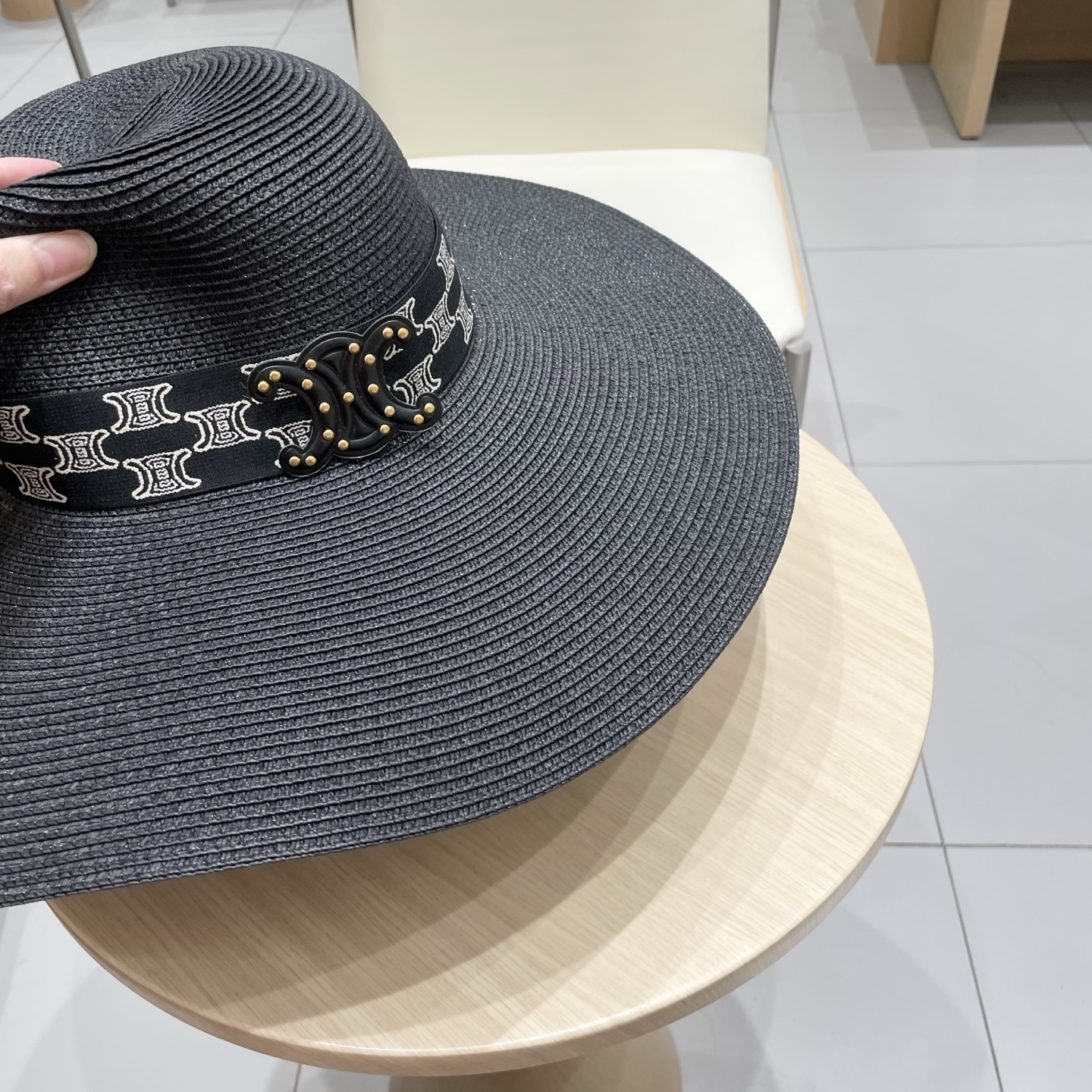  塞琳Celine新款大檐遮阳防晒草帽
炎炎夏日出街必备防晒单品，
海边约起也妥妥滴，透气棉四季可佩戴