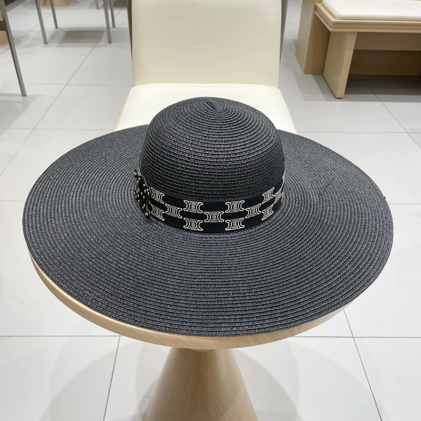  塞琳Celine新款大檐遮阳防晒草帽
炎炎夏日出街必备防晒单品，
海边约起也妥妥滴，透气棉四季可佩戴