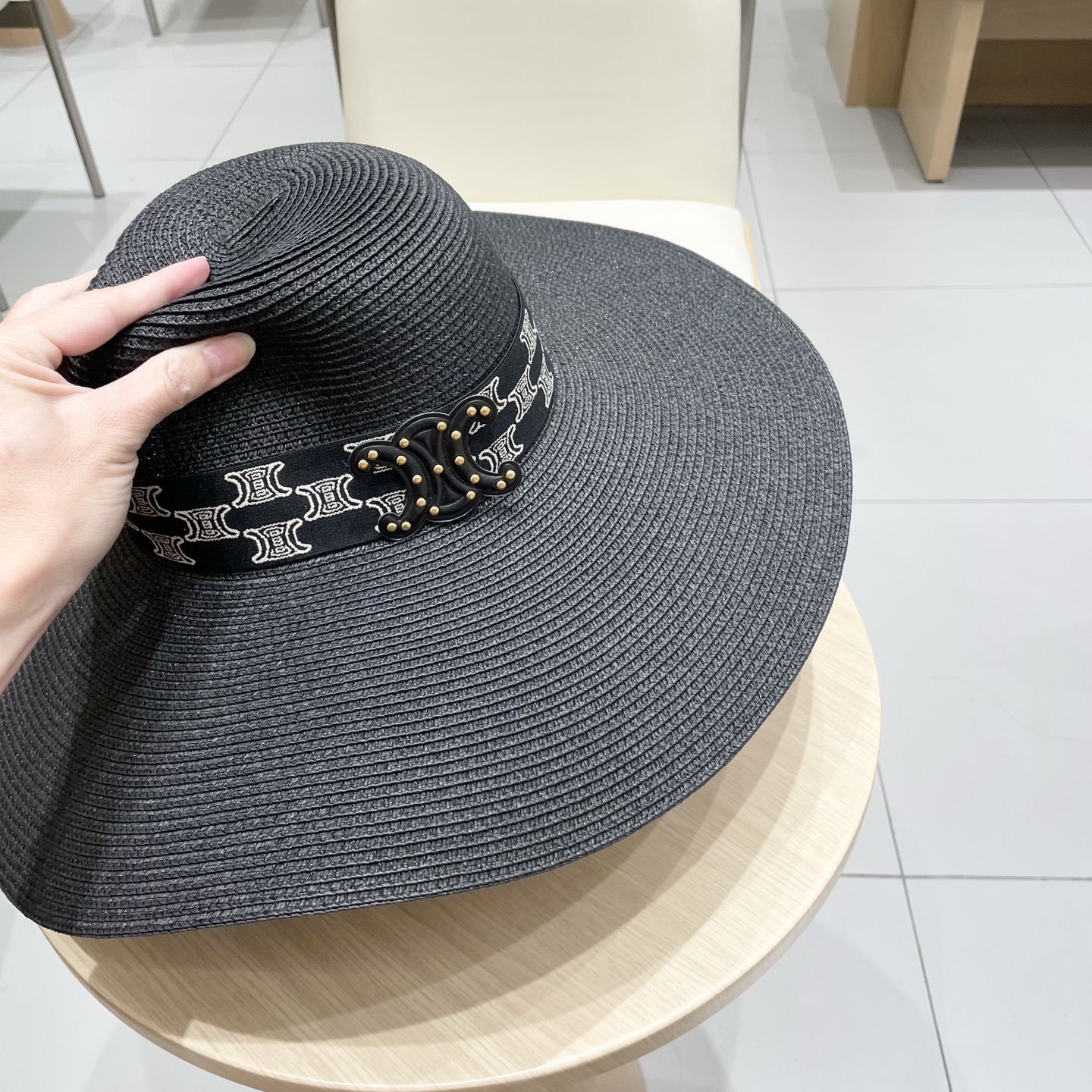  塞琳Celine新款大檐遮阳防晒草帽
炎炎夏日出街必备防晒单品，
海边约起也妥妥滴，透气棉四季可佩戴