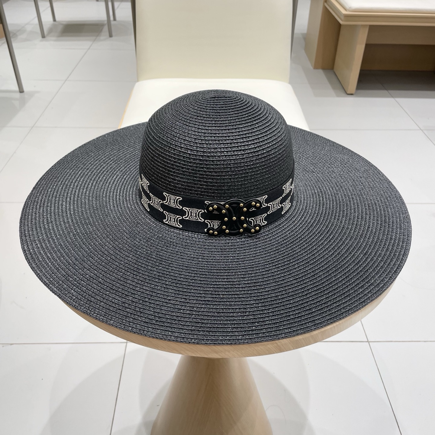  塞琳Celine新款大檐遮阳防晒草帽
炎炎夏日出街必备防晒单品，
海边约起也妥妥滴，透气棉四季可佩戴