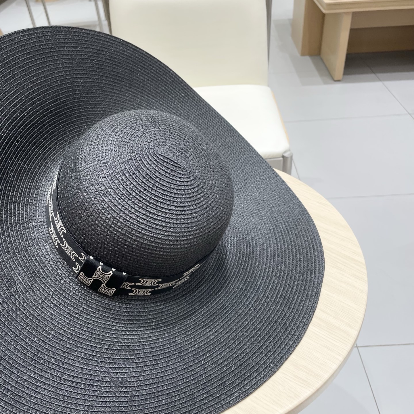  塞琳Celine新款大檐遮阳防晒草帽
炎炎夏日出街必备防晒单品，
海边约起也妥妥滴，透气棉四季可佩戴