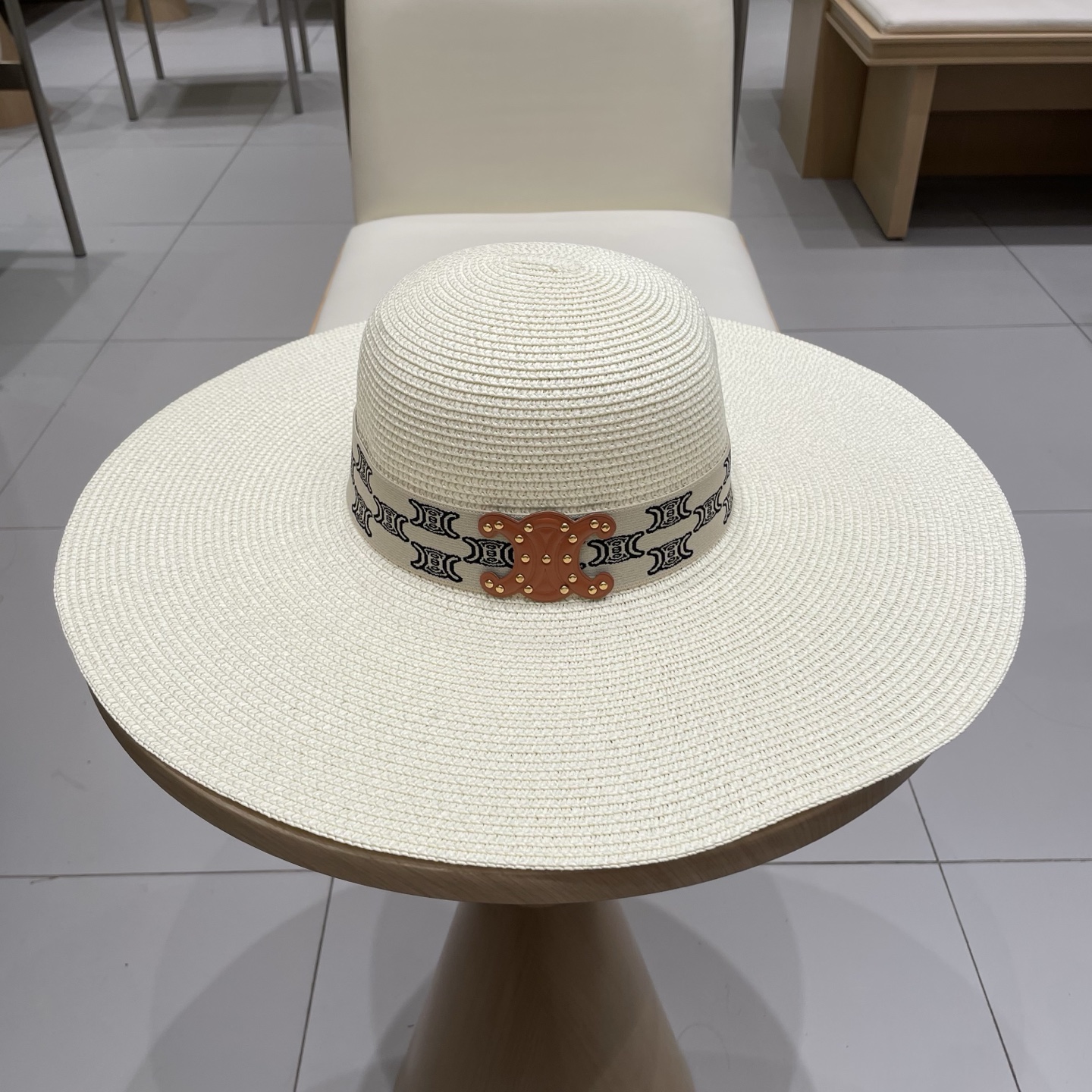  塞琳Celine新款大檐遮阳防晒草帽
炎炎夏日出街必备防晒单品，
海边约起也妥妥滴，透气棉四季可佩戴