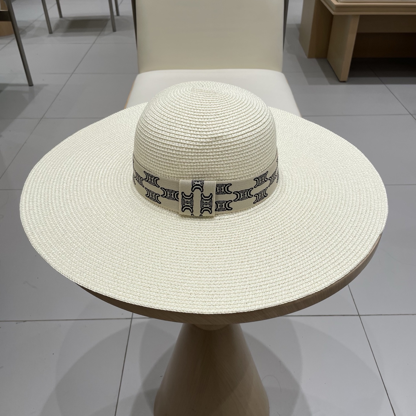  塞琳Celine新款大檐遮阳防晒草帽
炎炎夏日出街必备防晒单品，
海边约起也妥妥滴，透气棉四季可佩戴