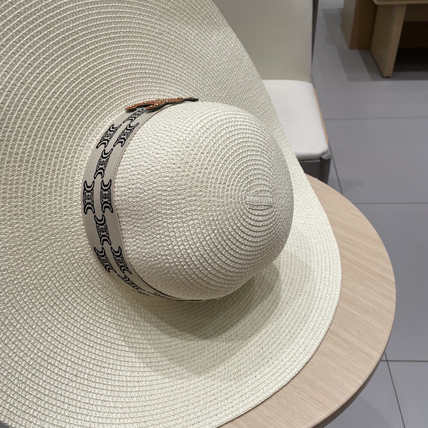  塞琳Celine新款大檐遮阳防晒草帽
炎炎夏日出街必备防晒单品，
海边约起也妥妥滴，透气棉四季可佩戴