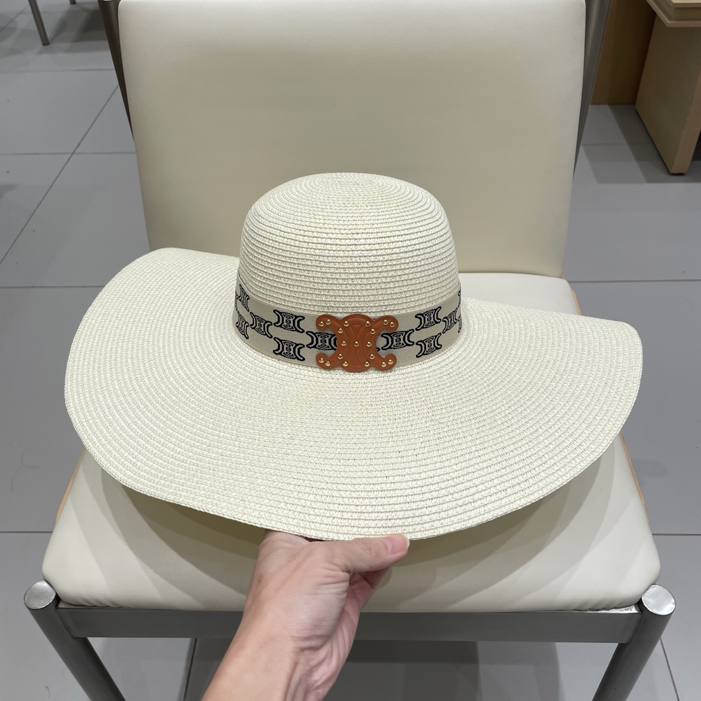  塞琳Celine新款大檐遮阳防晒草帽
炎炎夏日出街必备防晒单品，
海边约起也妥妥滴，透气棉四季可佩戴