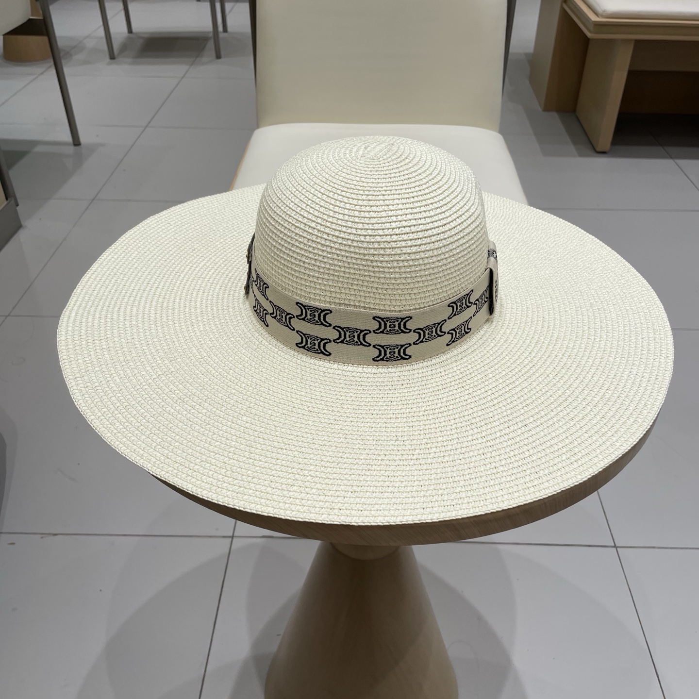  塞琳Celine新款大檐遮阳防晒草帽
炎炎夏日出街必备防晒单品，
海边约起也妥妥滴，透气棉四季可佩戴