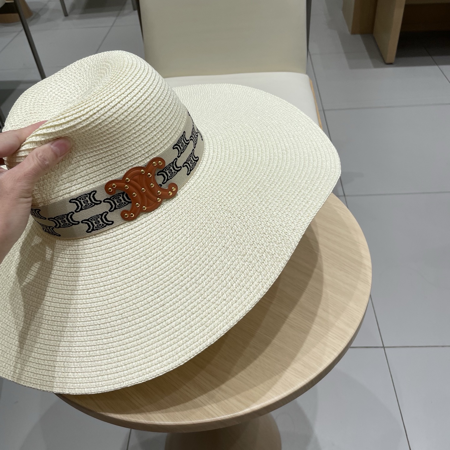  塞琳Celine新款大檐遮阳防晒草帽
炎炎夏日出街必备防晒单品，
海边约起也妥妥滴，透气棉四季可佩戴