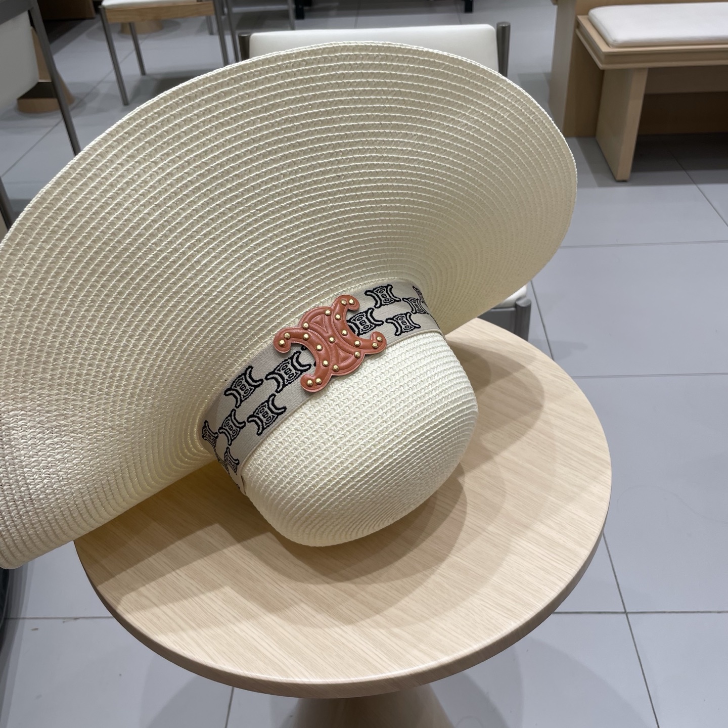  塞琳Celine新款大檐遮阳防晒草帽
炎炎夏日出街必备防晒单品，
海边约起也妥妥滴，透气棉四季可佩戴