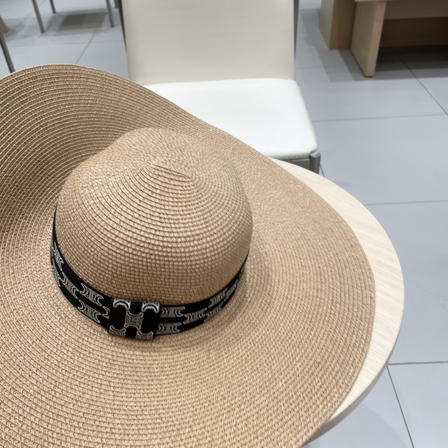  塞琳Celine新款大檐遮阳防晒草帽
炎炎夏日出街必备防晒单品，
海边约起也妥妥滴，透气棉四季可佩戴