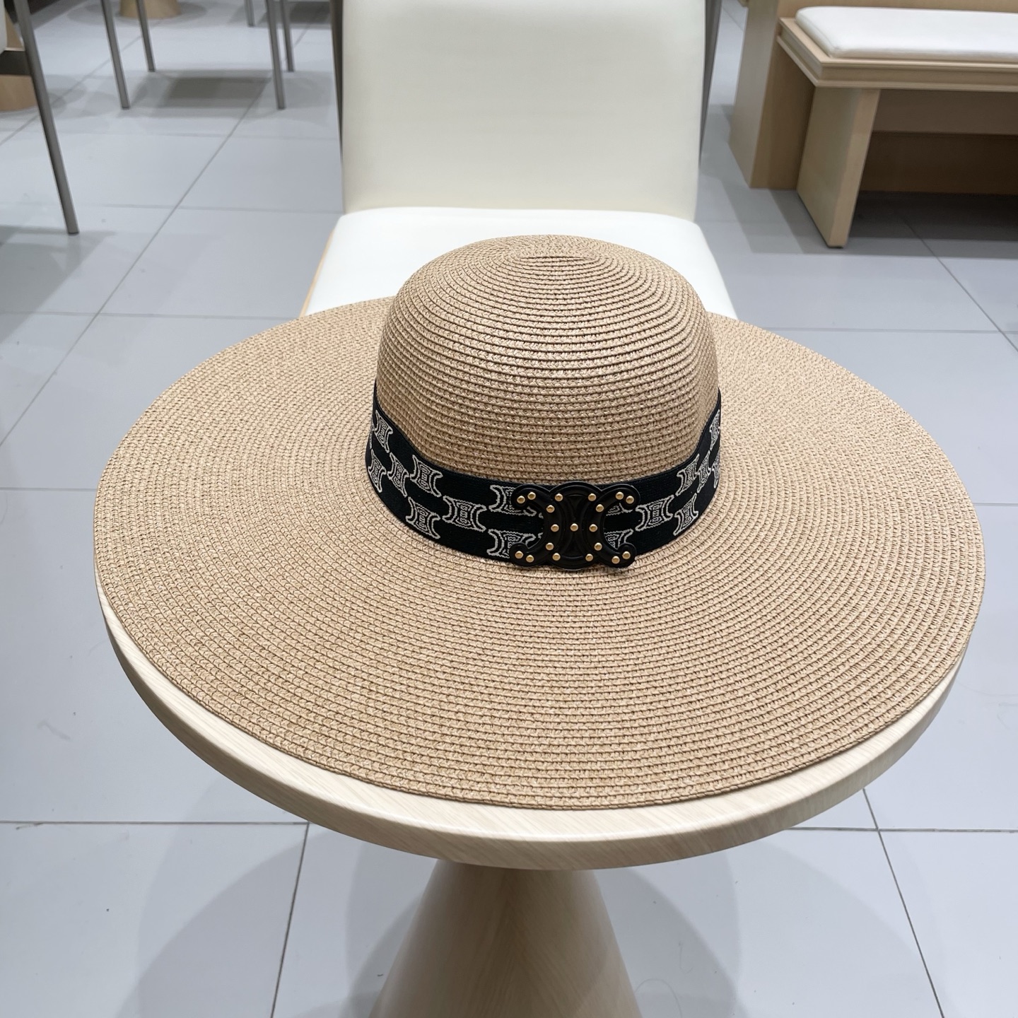  塞琳Celine新款大檐遮阳防晒草帽
炎炎夏日出街必备防晒单品，
海边约起也妥妥滴，透气棉四季可佩戴