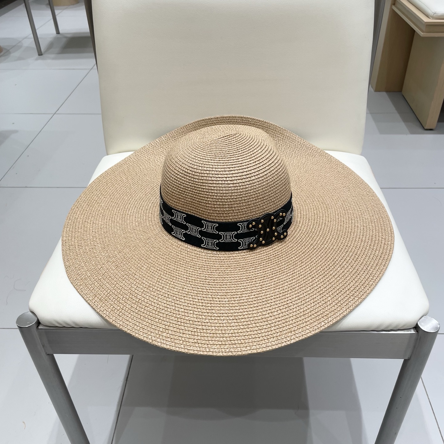  塞琳Celine新款大檐遮阳防晒草帽
炎炎夏日出街必备防晒单品，
海边约起也妥妥滴，透气棉四季可佩戴