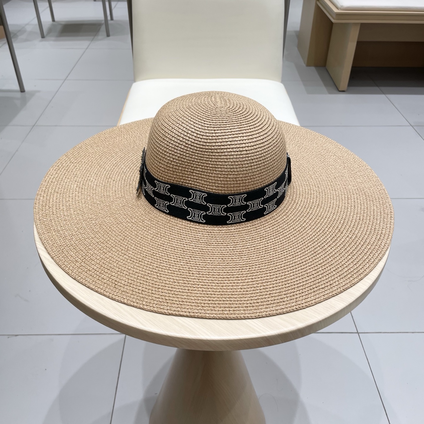  塞琳Celine新款大檐遮阳防晒草帽
炎炎夏日出街必备防晒单品，
海边约起也妥妥滴，透气棉四季可佩戴