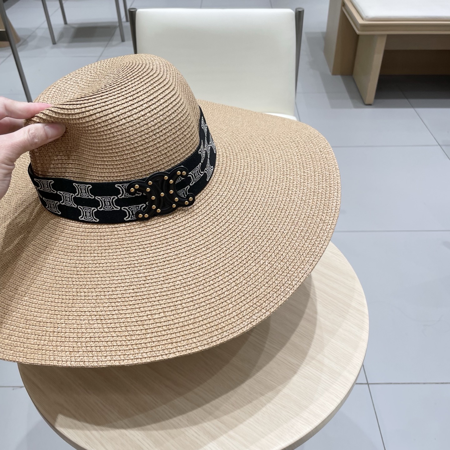  塞琳Celine新款大檐遮阳防晒草帽
炎炎夏日出街必备防晒单品，
海边约起也妥妥滴，透气棉四季可佩戴