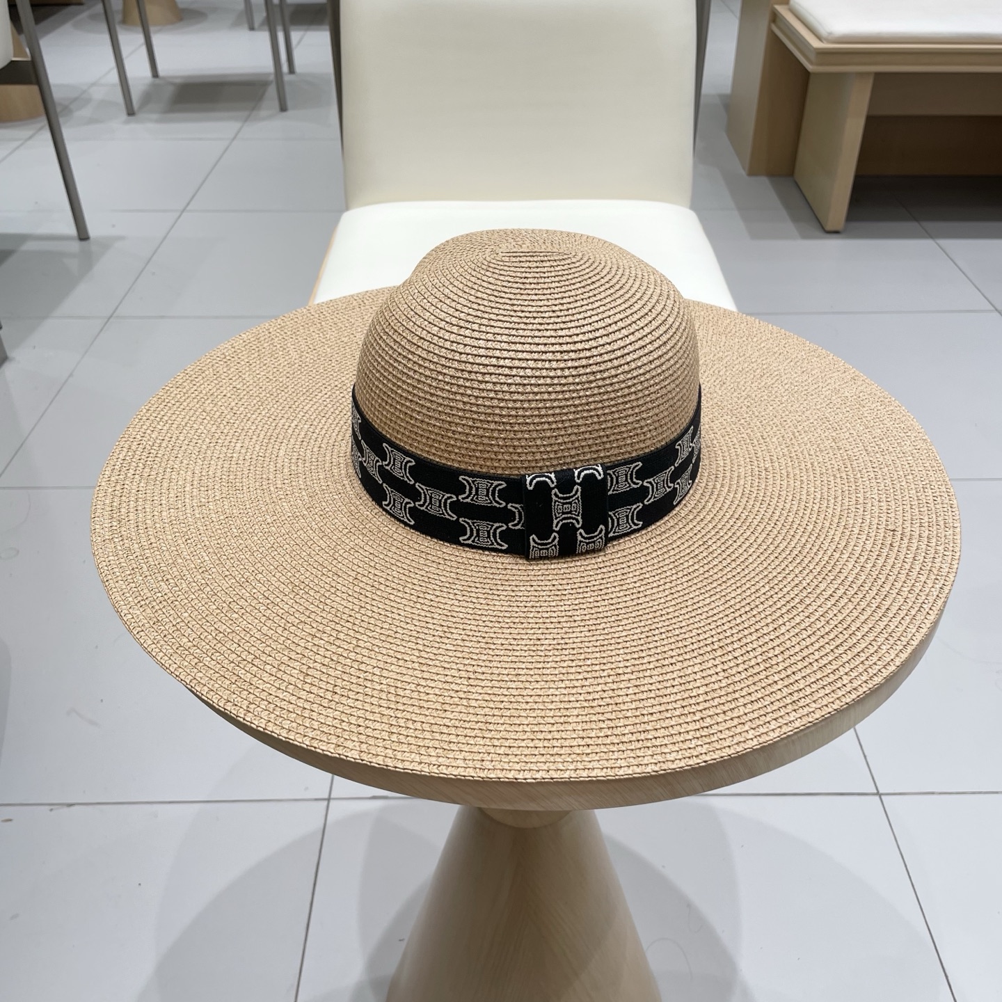  塞琳Celine新款大檐遮阳防晒草帽
炎炎夏日出街必备防晒单品，
海边约起也妥妥滴，透气棉四季可佩戴