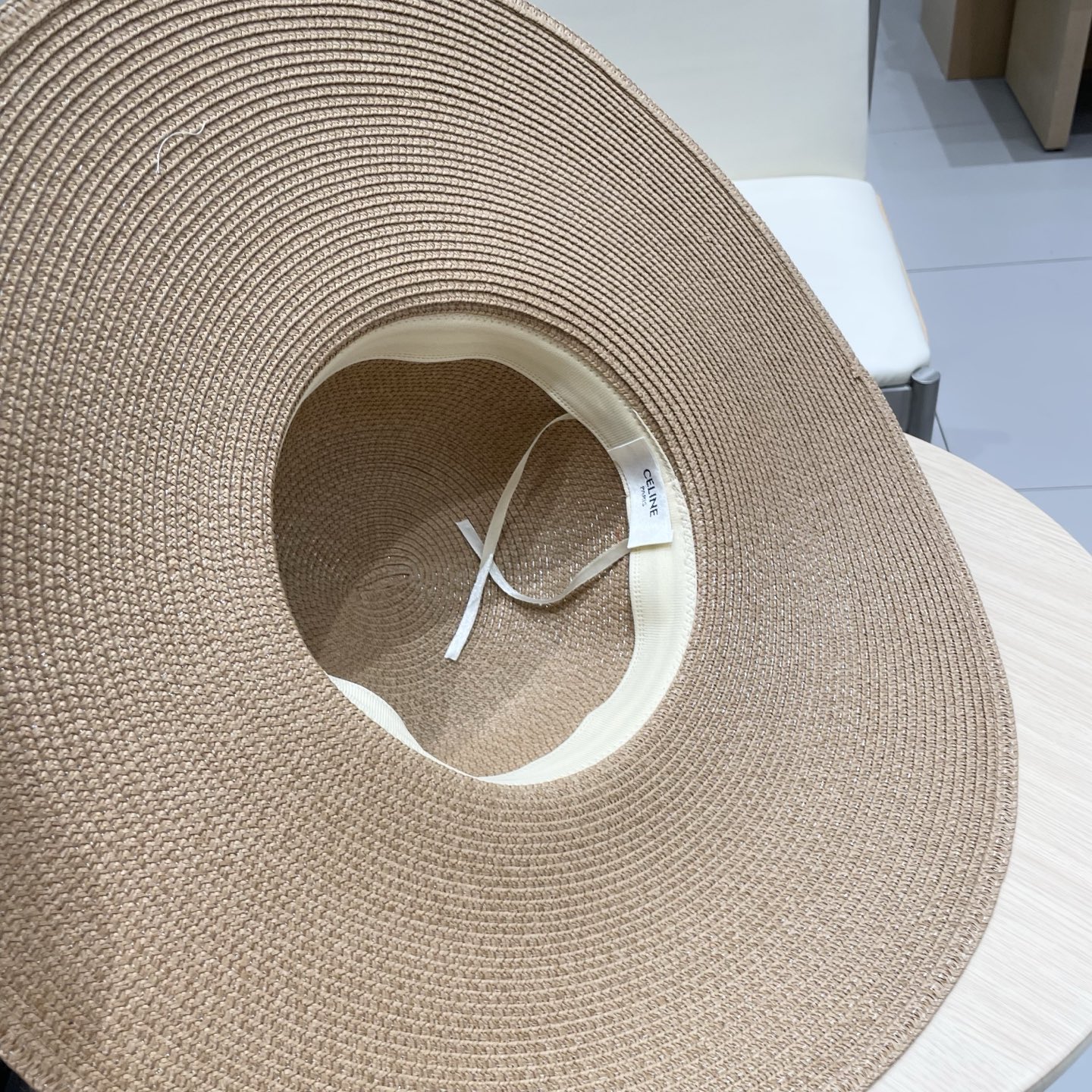  塞琳Celine新款大檐遮阳防晒草帽
炎炎夏日出街必备防晒单品，
海边约起也妥妥滴，透气棉四季可佩戴