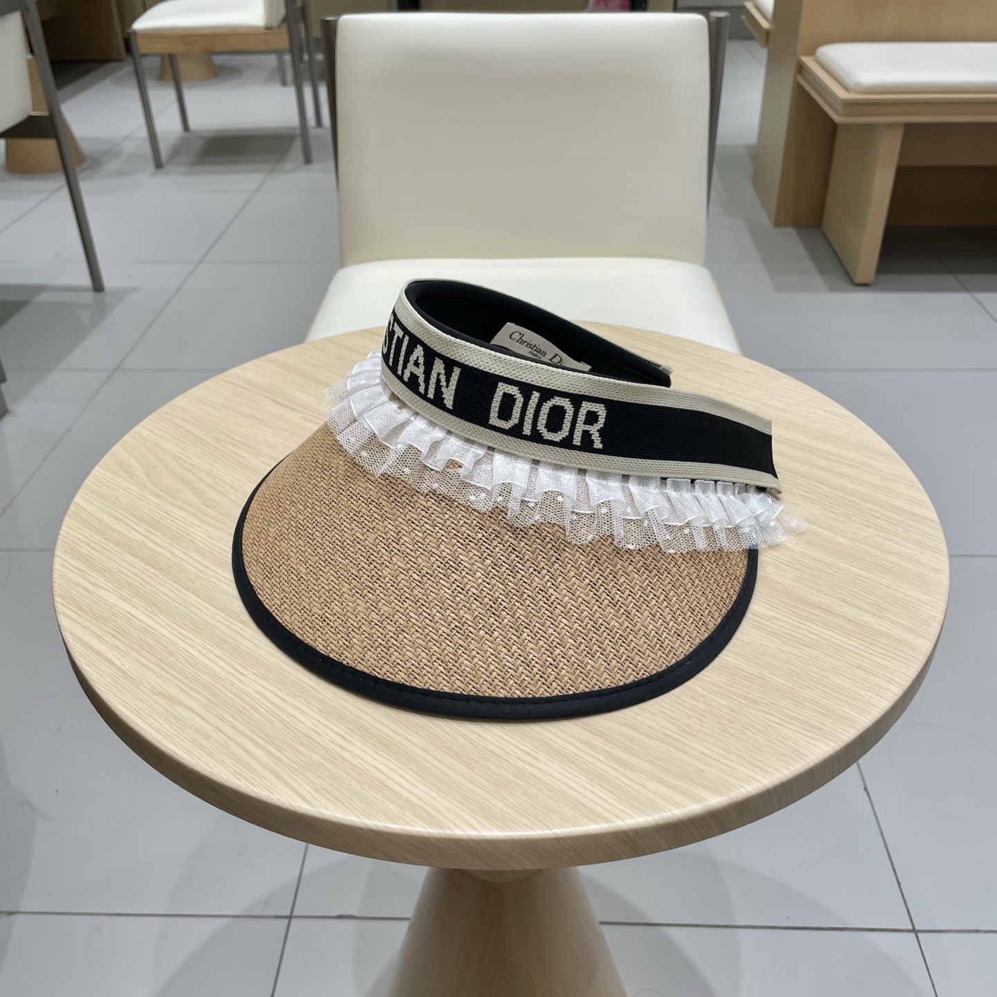  迪奥Dior2025新款
空顶帽，夏天必备单品，因为真的太好搭，夏天搭配清凉夏日风情真的超级文艺范～随