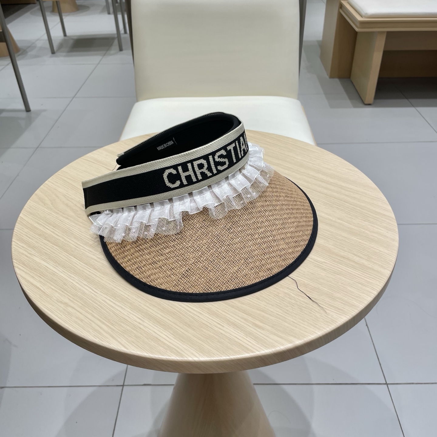  迪奥Dior2025新款
空顶帽，夏天必备单品，因为真的太好搭，夏天搭配清凉夏日风情真的超级文艺范～随