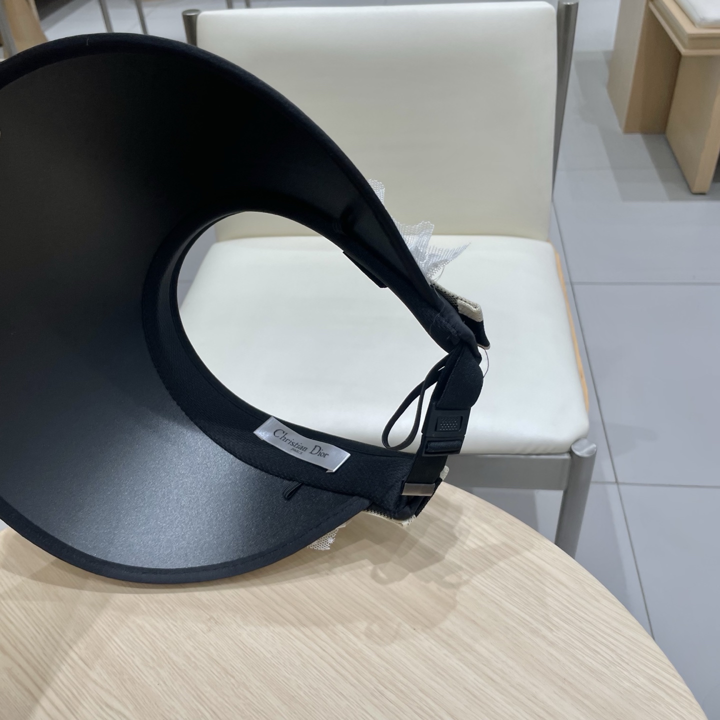  迪奥Dior2025新款
空顶帽，夏天必备单品，因为真的太好搭，夏天搭配清凉夏日风情真的超级文艺范～随