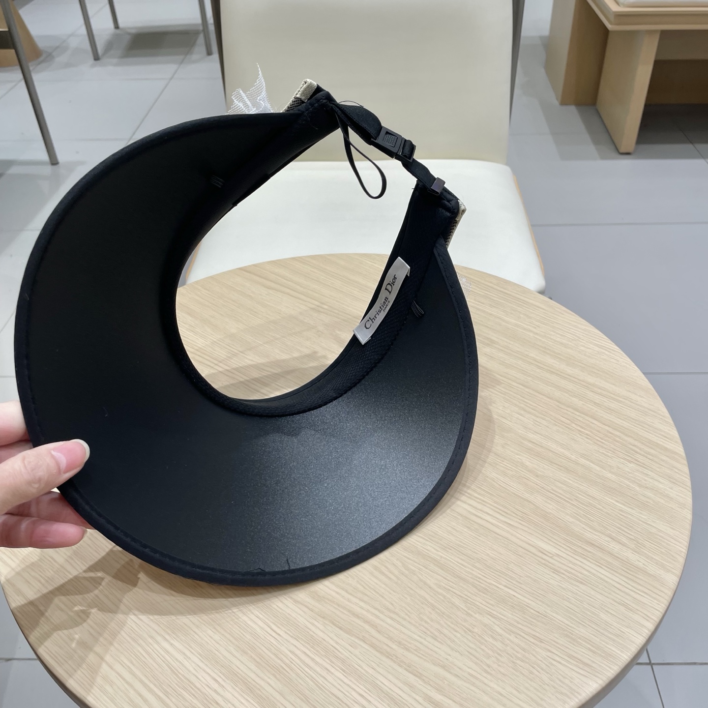  迪奥Dior2025新款
空顶帽，夏天必备单品，因为真的太好搭，夏天搭配清凉夏日风情真的超级文艺范～随