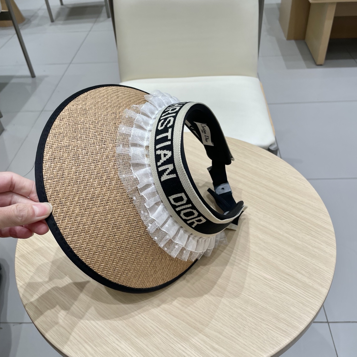  迪奥Dior2025新款
空顶帽，夏天必备单品，因为真的太好搭，夏天搭配清凉夏日风情真的超级文艺范～随