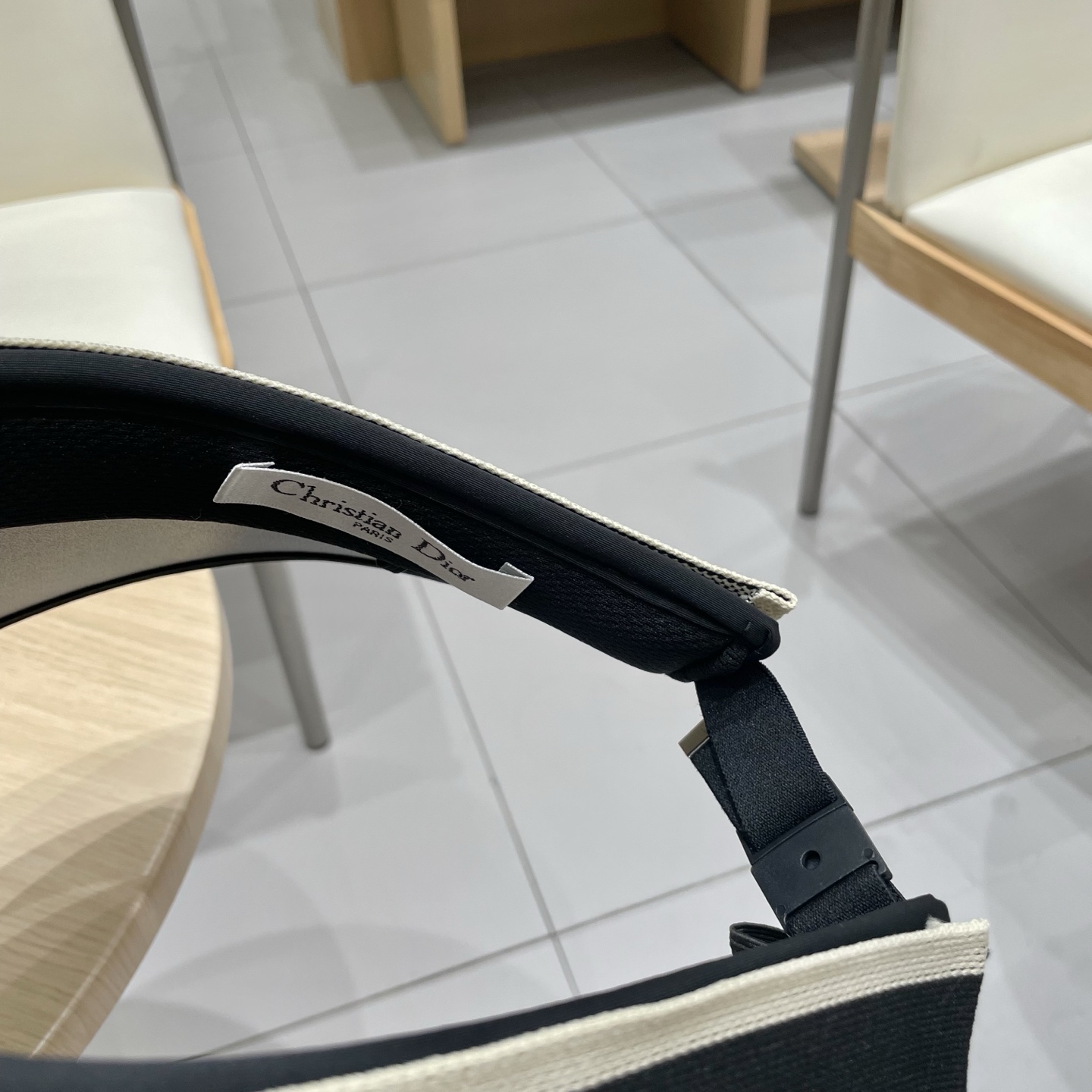  迪奥Dior2025新款
空顶帽，夏天必备单品，因为真的太好搭，夏天搭配清凉夏日风情真的超级文艺范～随