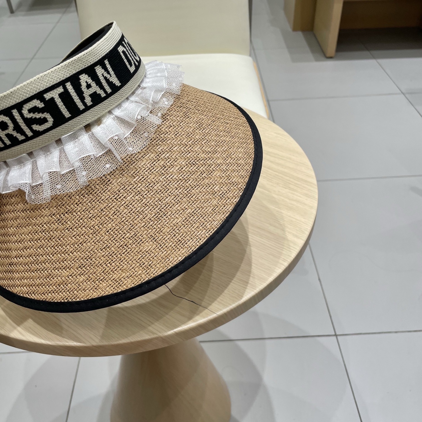  迪奥Dior2025新款
空顶帽，夏天必备单品，因为真的太好搭，夏天搭配清凉夏日风情真的超级文艺范～随