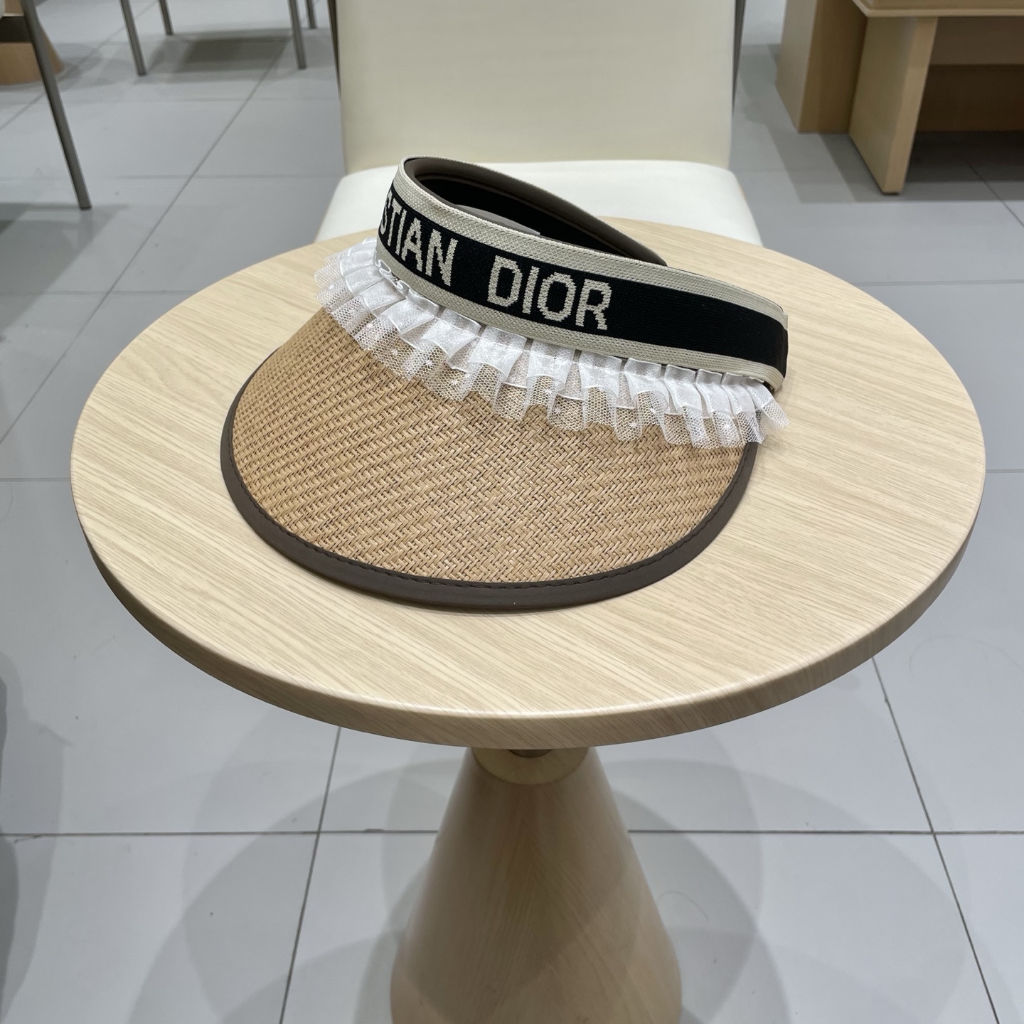  迪奥Dior2025新款
空顶帽，夏天必备单品，因为真的太好搭，夏天搭配清凉夏日风情真的超级文艺范～随