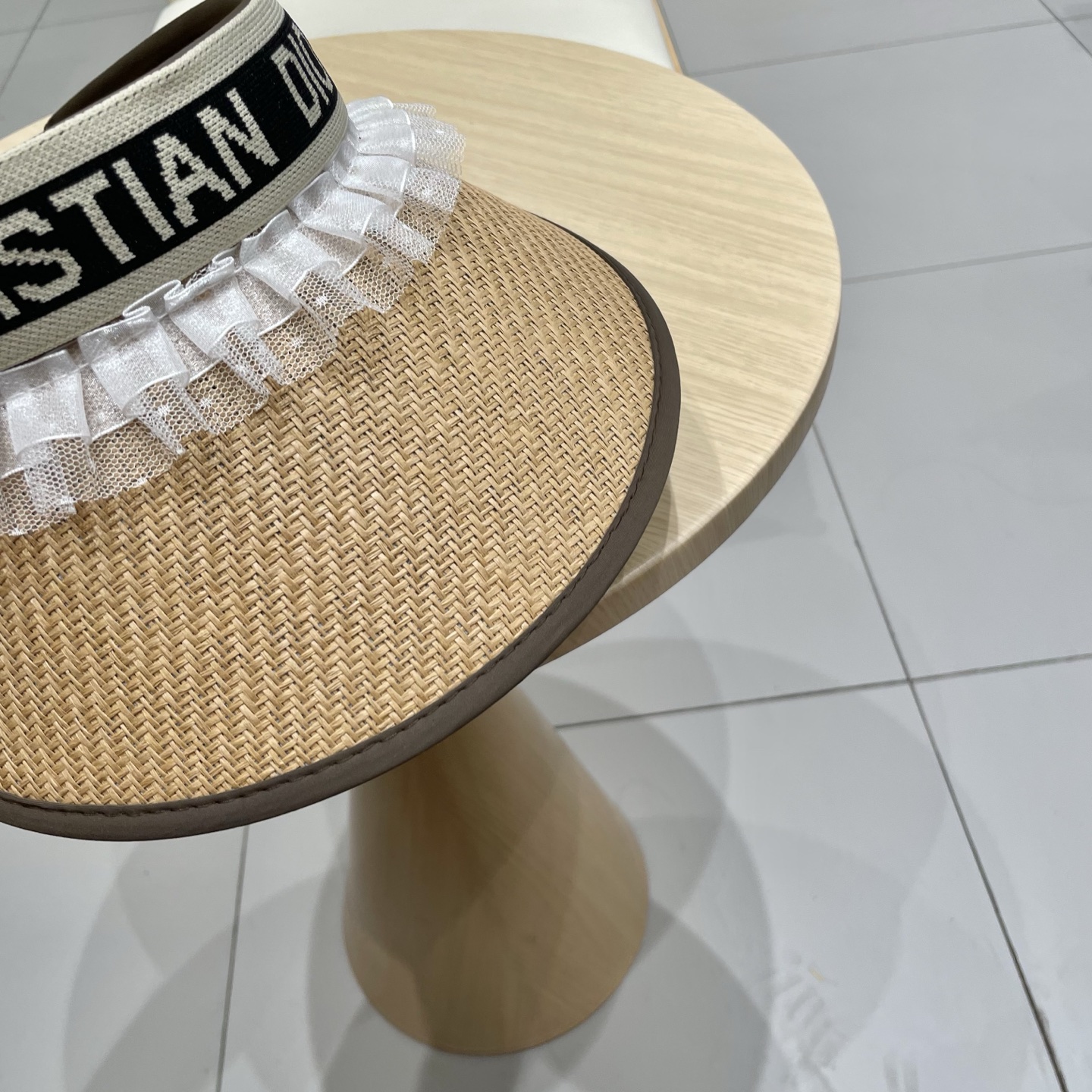  迪奥Dior2025新款
空顶帽，夏天必备单品，因为真的太好搭，夏天搭配清凉夏日风情真的超级文艺范～随