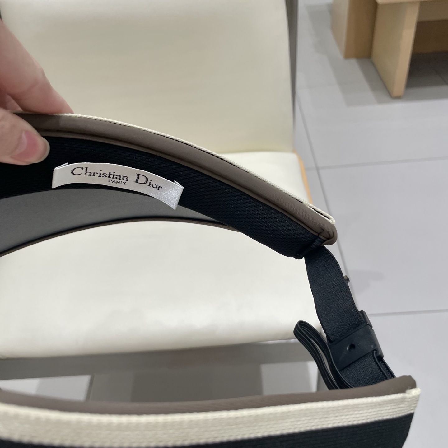  迪奥Dior2025新款
空顶帽，夏天必备单品，因为真的太好搭，夏天搭配清凉夏日风情真的超级文艺范～随