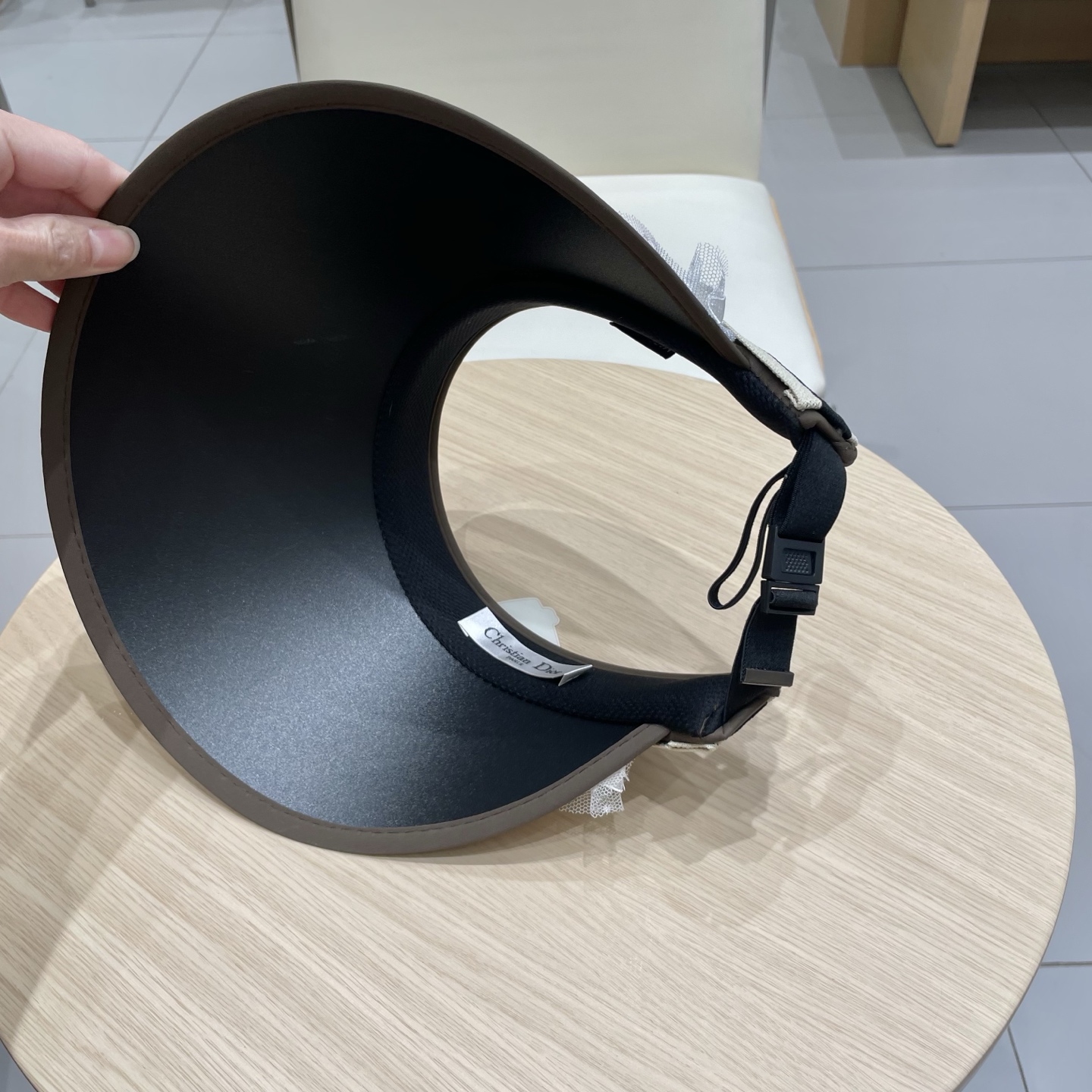  迪奥Dior2025新款
空顶帽，夏天必备单品，因为真的太好搭，夏天搭配清凉夏日风情真的超级文艺范～随