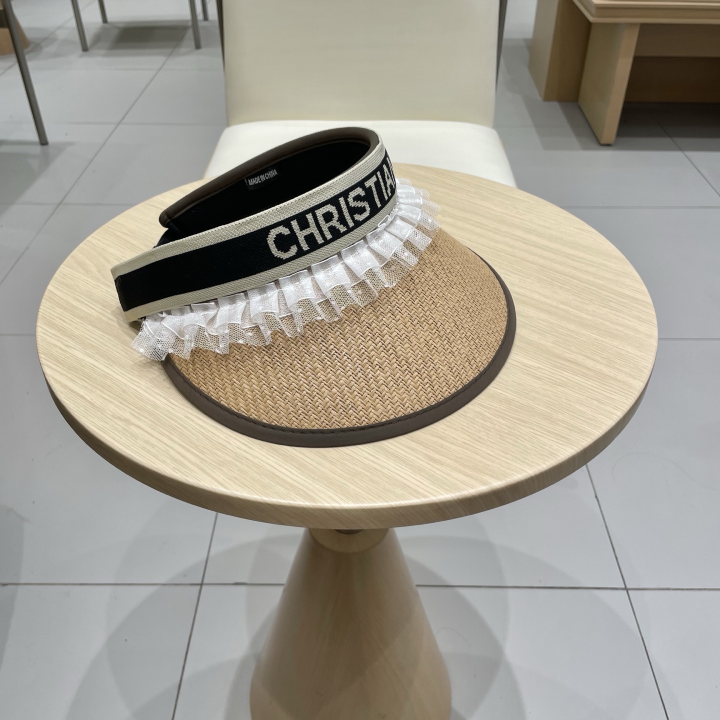  迪奥Dior2025新款
空顶帽，夏天必备单品，因为真的太好搭，夏天搭配清凉夏日风情真的超级文艺范～随