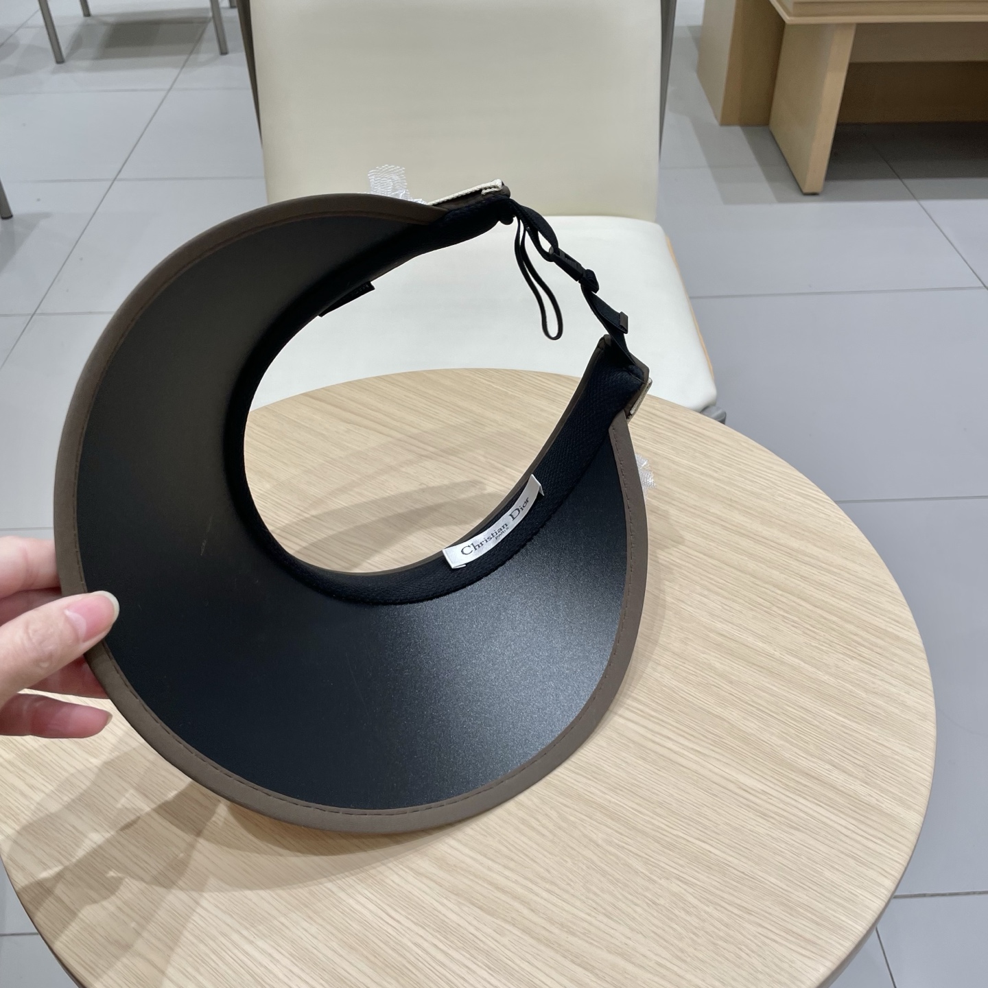  迪奥Dior2025新款
空顶帽，夏天必备单品，因为真的太好搭，夏天搭配清凉夏日风情真的超级文艺范～随