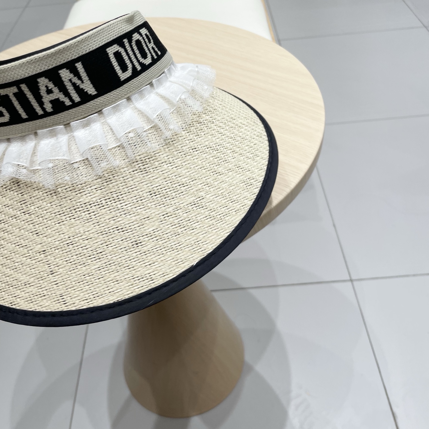  迪奥Dior2025新款
空顶帽，夏天必备单品，因为真的太好搭，夏天搭配清凉夏日风情真的超级文艺范～随