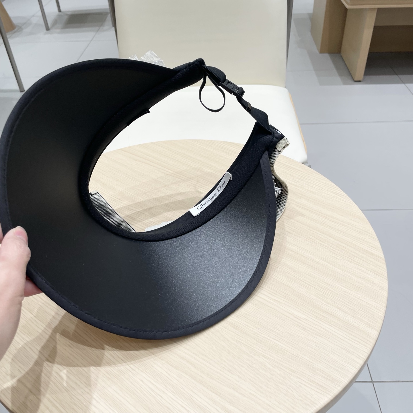  迪奥Dior2025新款
空顶帽，夏天必备单品，因为真的太好搭，夏天搭配清凉夏日风情真的超级文艺范～随