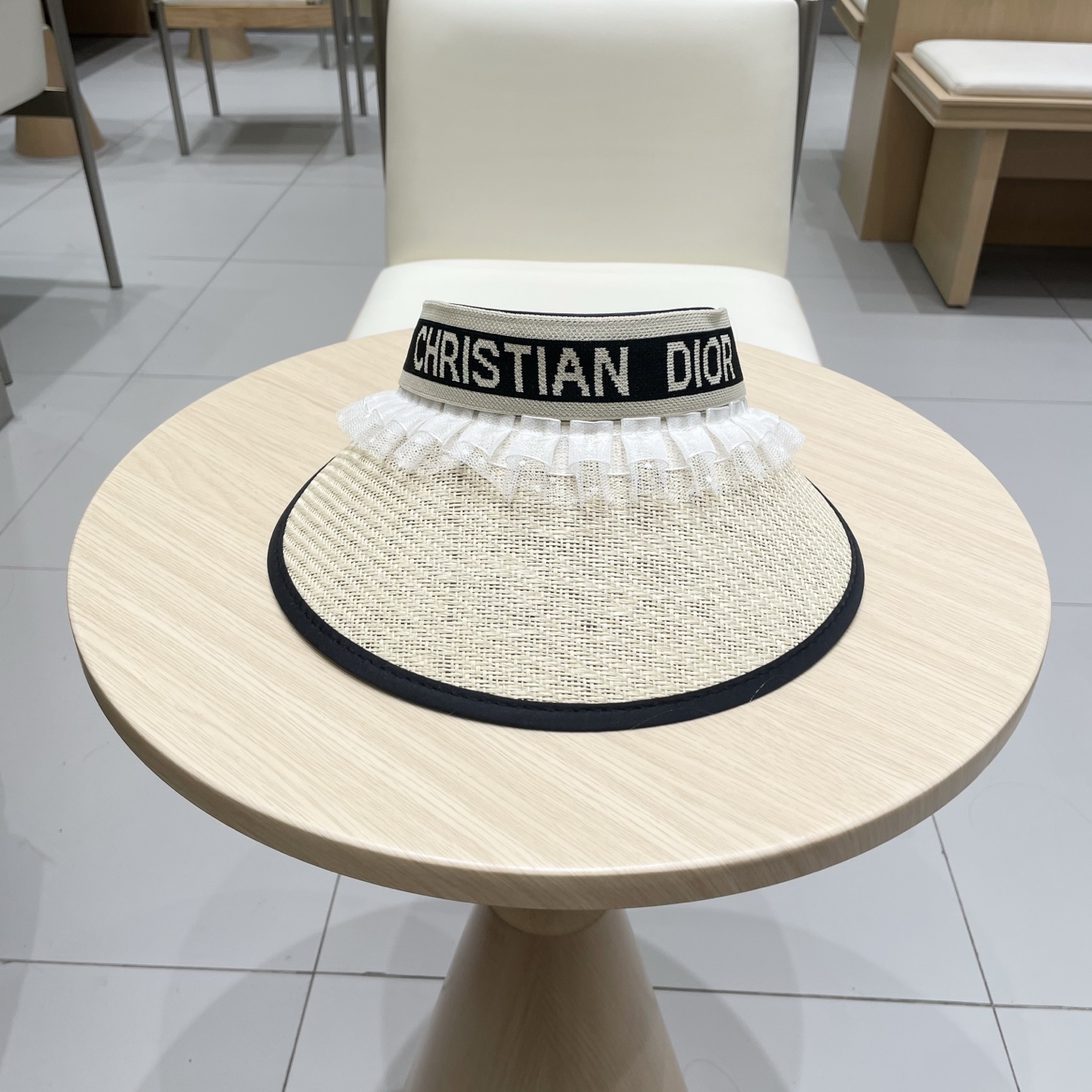  迪奥Dior2025新款
空顶帽，夏天必备单品，因为真的太好搭，夏天搭配清凉夏日风情真的超级文艺范～随