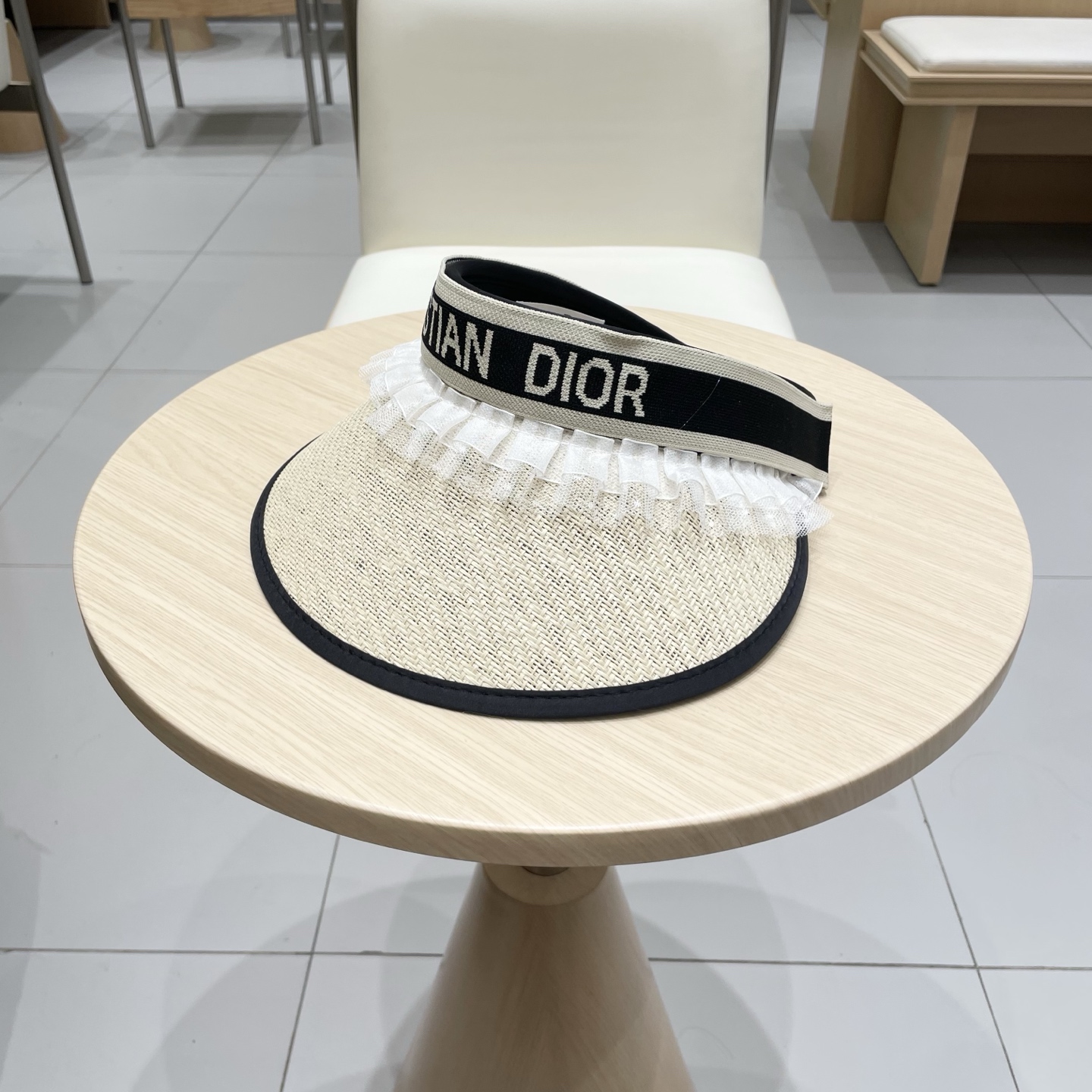  迪奥Dior2025新款
空顶帽，夏天必备单品，因为真的太好搭，夏天搭配清凉夏日风情真的超级文艺范～随